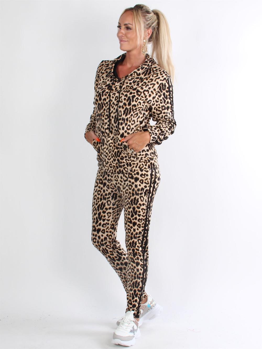 Lucca - Mjuk leopardjoggingdräkt med svarta ränder och svarta snören